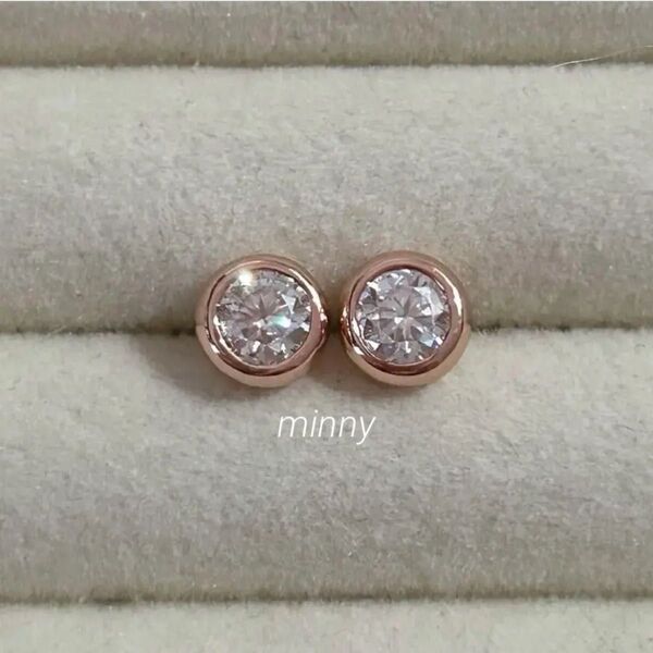 モアサナイト(人工ダイヤ)ベゼルセッティングピアス 0.5ct ローズゴールド