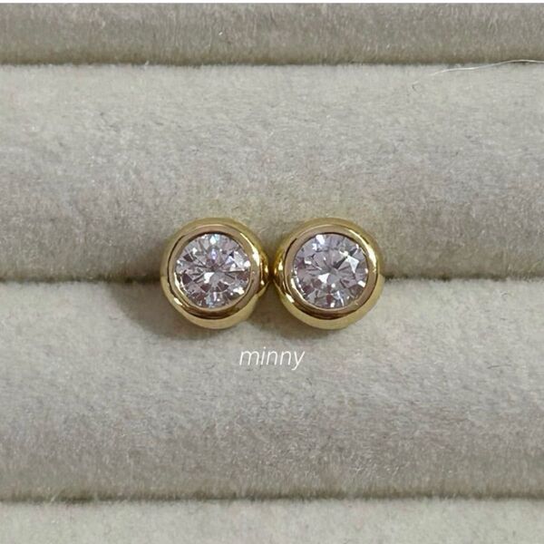 モアサナイト(人工ダイヤモンド)ベゼルセッティングピアス 0.5ct ゴールド