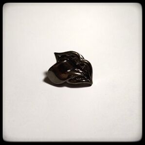 美品 ラペルピン ピンブローチ リップ タン