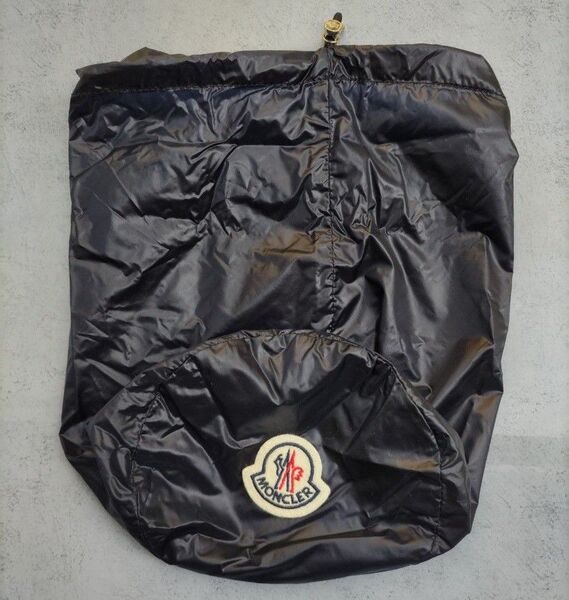 【新品非売品】モンクレール(MONCLER)ライトダウン収納袋 ポーチ ネイビー ロゴワッペン リペア、リメイクなどにも