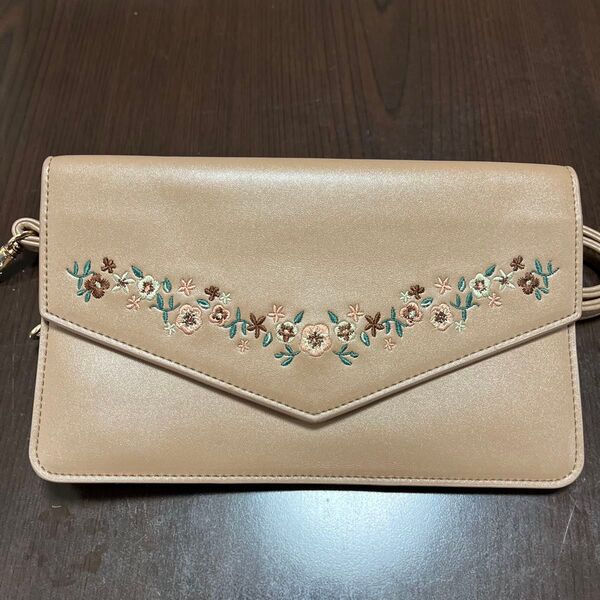 earth music & ecology刺繍入りお財布ショルダー ベージュ 2way