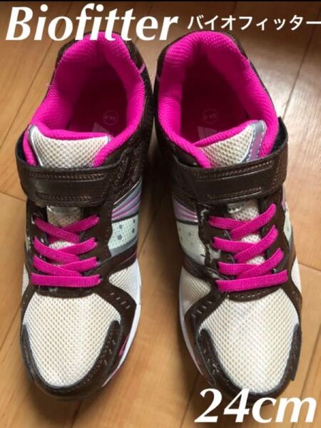 美品 バイオフィッター 24 直線勝負 スニーカー 運動靴 シューズ 靴 レディース 女性 女の子 女子 ピンク 茶 白 23.5