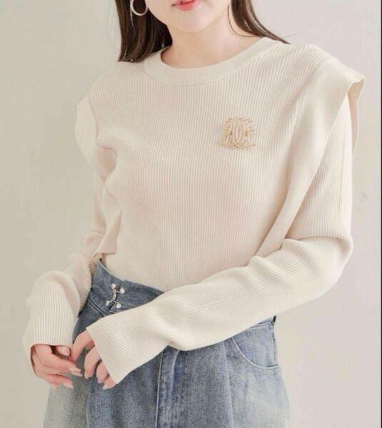 Chico チコ ブローチ付ビッグショルダークルーネックニット リブニット アイボリー 春服