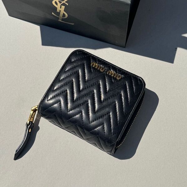 【値引き可能】miumiu 二つ折り財布 マテラッセ