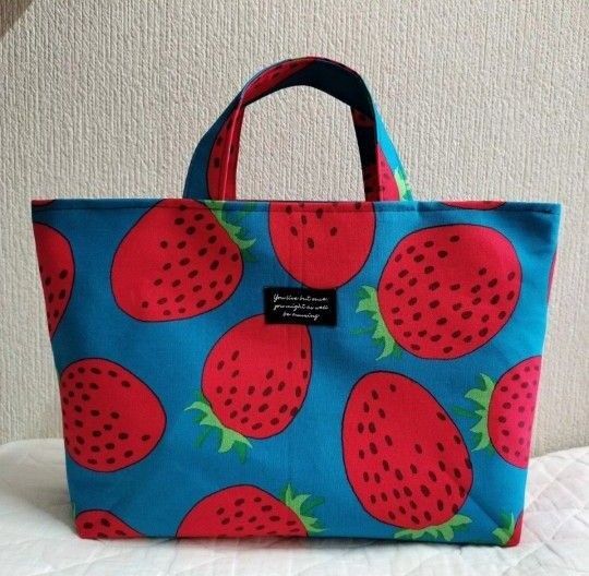 大きないちご柄 トートバッグ ハンドメイド