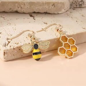 ミツバチとハニカムの可愛いデザインのフックピアス