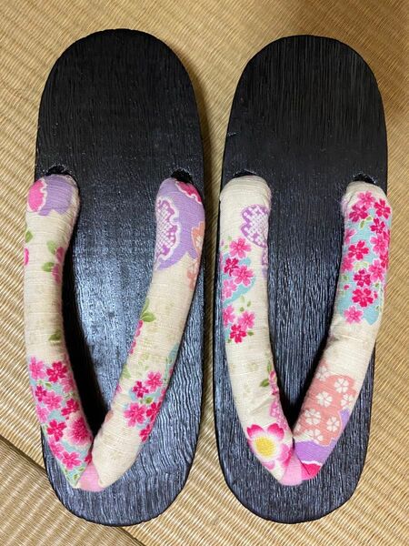 下駄 レディース 花柄鼻緒 黒塗り台 フリーサイズ