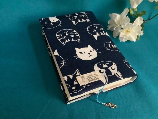 ブックカバー 文庫本サイズ ハンドメイド しおり紐付き 猫柄