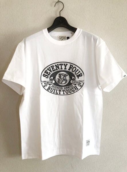 新作●SEVENTY FOUR T-SHIRT (CARNIVAL LOGO)セブンティーフォー 半袖 Tシャツ ホワイト【L】