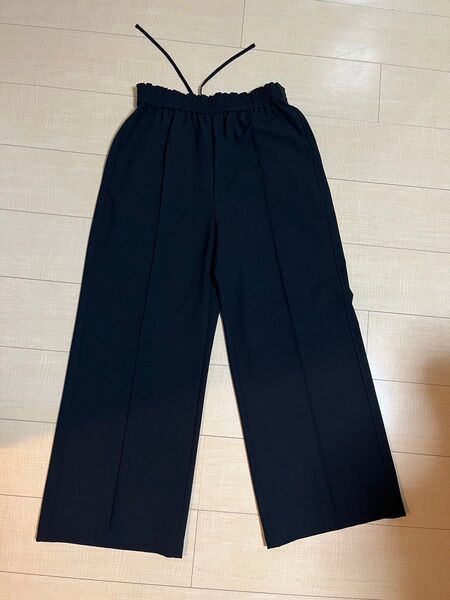 黒のワイドパンツ