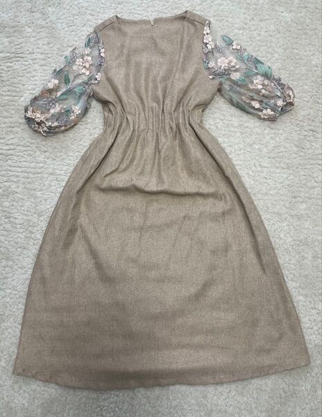 【美品】花袖レースのタックドレスオケージョンワンピース(ベージュ)