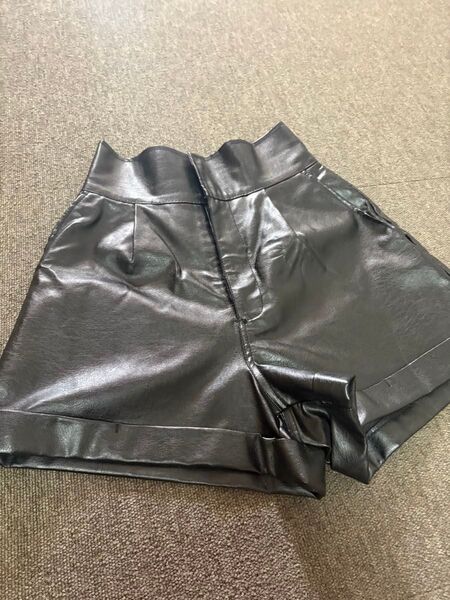 ショートパンツ 合皮 M ブラック