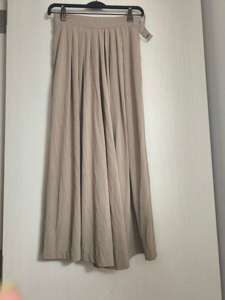 UNIQLO タックフレアスカンツ ベージュ