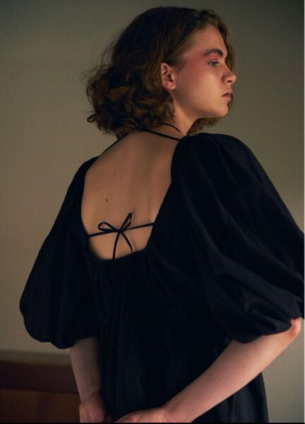 新品Uhr Puff Sleeve Back Open Dress Black