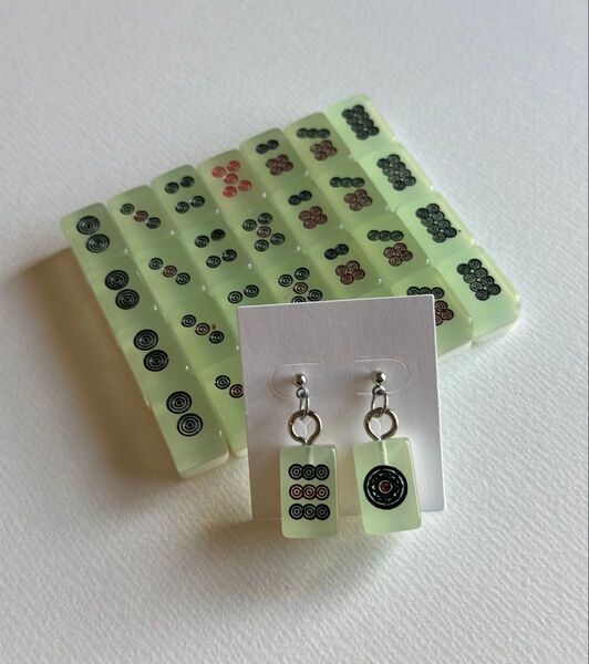 希少薄緑 ミニ麻雀牌ピアス 〜筒子〜