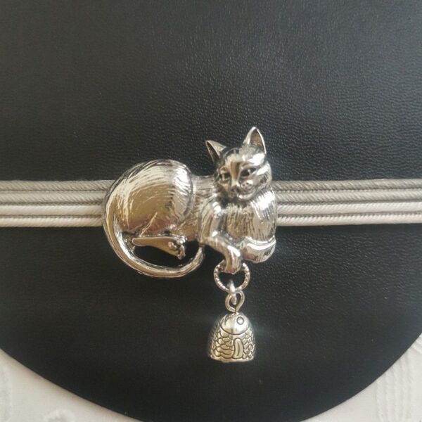 帯留め お魚のベルを揺らす猫 シルバー ねこ ネコ ハンドメイド オリジナル