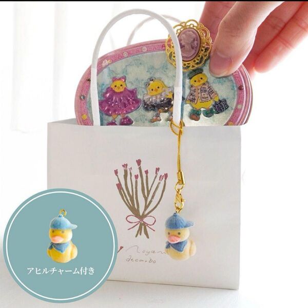 青山デカーボ ☆ ピヨコレ缶 ☆ アヒルチャーム & ボタンマグネット付き