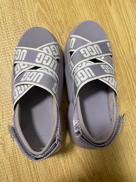 UGG 厚底サンダル ライラック 22㎝