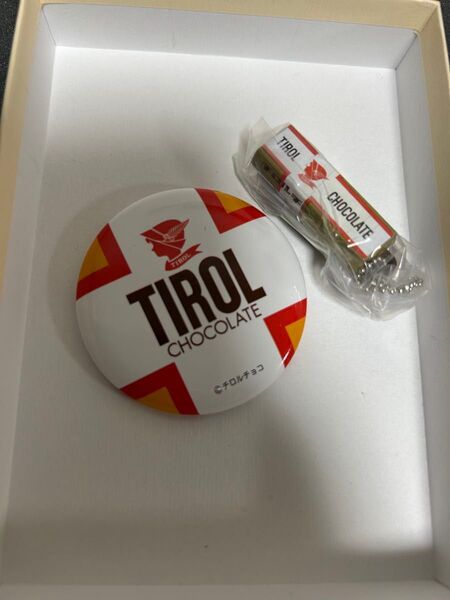 チロルチョコの缶バッジとミニチュア