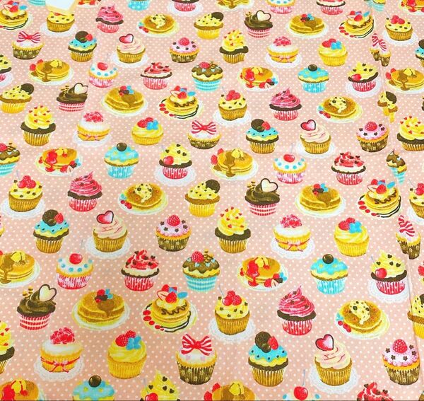 97... カップケーキ スイーツ柄 シーチング生地 ハギレ パッチワーク 小物作りに