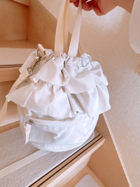 フリル付きホワイトショルダーバッグ 巾着バッグ
