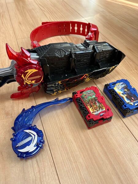 仮面ライダーセイバーの変身ベルトとワンダーライドブック2種類
