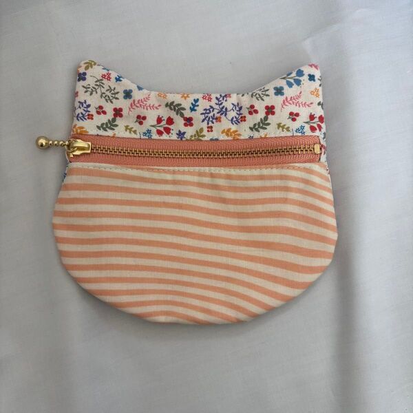ハンドメイド ねこの形のぺたんこポーチ 花柄ストライプ