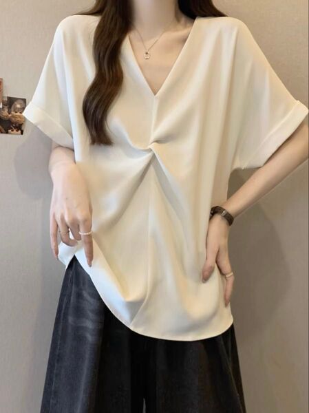 高級感サテンVネック半袖Tシャツラージサイズ婦人服夏新作太mmゆったり腹カバー気質独特上着