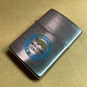 ZIPPO ジッポー イセキ開発工機 ロゴ 企業モノ デカスラ 斜線 筆記体 イタリック 1984年