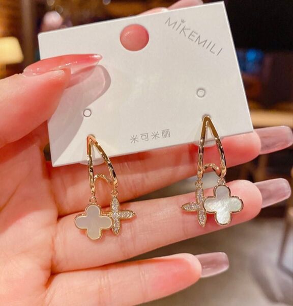 クローバー ジルコニア シェル ピアス イエローゴールド