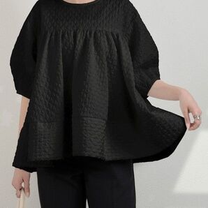 美品『O.S.K』 オーエスケー ふくれジャガード ペプラム ボリューム ブラウス ふんわり ギャザー リボン Aライン トップス