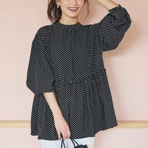 美品『coca』コカ ドット柄 ギャザー 切替 ペプラム フレア ブラウス 水玉 モノトーン 袖口ゴム ゆったりトップス ドット