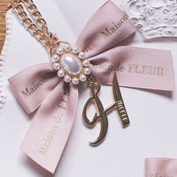 Maison de FLEUR イニシャルリボンパールチャーム ピンク H