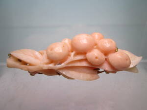 【江月】アンティーク・K9 本珊瑚 ピンク珊瑚 実の彫刻帯留め 8,25g