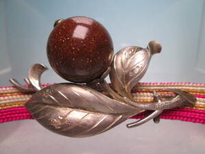 【江月】アンティーク・銀彫金細工 砂金石玉 2cm 飾り葉と実の帯留め