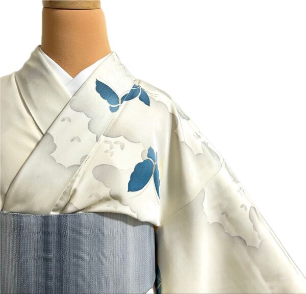 【B0207】着物 小紋 袷 白 グレー 青 正絹 蝶文様 曇文様 小さいサイズ
