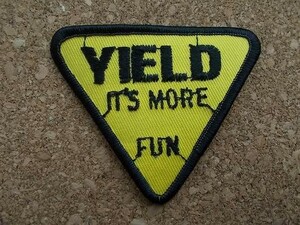 80s 『もっと楽しもう 』YIELD IT'S MORE FUNビンテージ刺繍ワッペン道路標識/趣味ジョークUSA名言アメリカ古着パッチ ギャグA