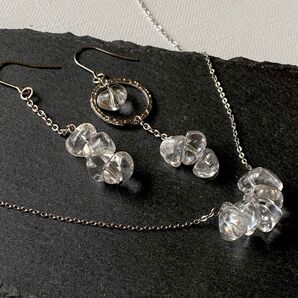 ① 天然石 水晶 ぷっくりさざれ デザインアシメピアス ネックレス セット