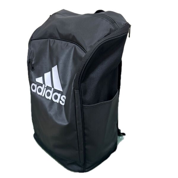 adidas アディダスのリュック ブラック