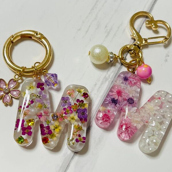 M302 イニシャル キーホルダー レジン ハンドメイド 名入り