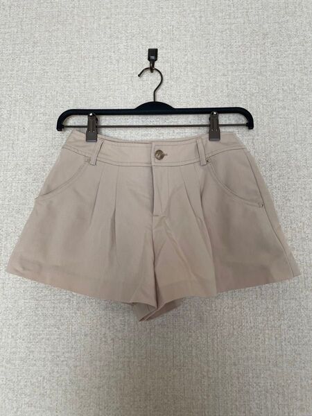 CECIL McBEE ベージュの可愛いプリーツショートパンツ Sサイズ