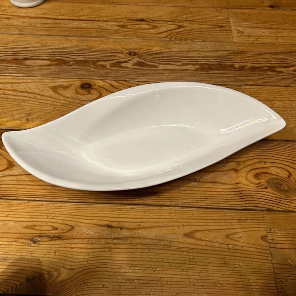 リーフ型のおしゃれな白い食器 6枚 中古 シェア用として利用していました。パスタやサラダに!在庫あります。