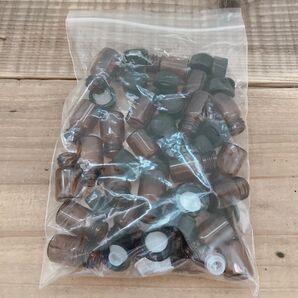 【新品・未開封・未使用】小瓶と蓋、中栓のセット 24個 茶色 まとめ売り アロマオイル 香水 小分け