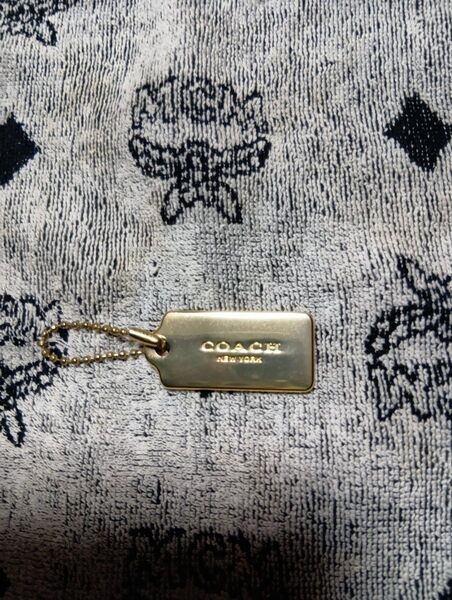 COACHGOLDプレートチャーム