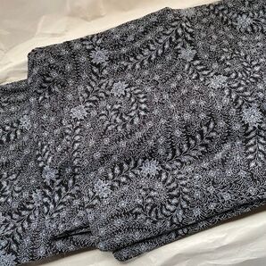 黒地に白の草花模様