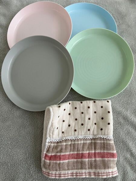 IKEA カラース プラスチック皿4枚セット、ハンドタオル