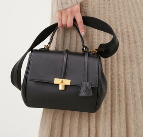 【完売品】ミラオーウェン ワイドショルダーパッドロックハンドバッグ 2way ブラック 斜め掛け