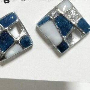 【 新品未使用】四角いピアス サージカルステンレスピアス アレルギーフリー やや大ぶりの1.5cm スクエア 夏 シルバー