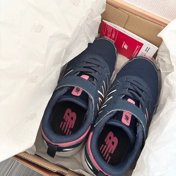 New Balanceネイビー×ピンク スニーカー 18.5
