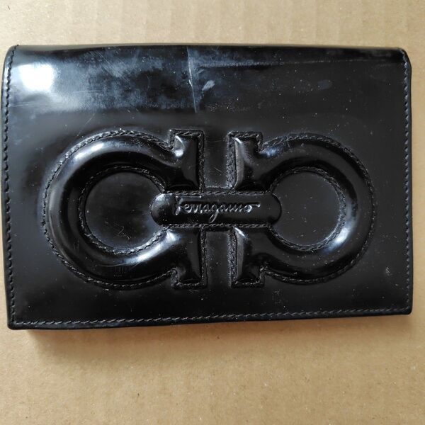 CHANEL Salvatore Ferragamo 二つ折り財布 ブラック エナメル シャネル、イタリア製